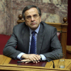 El conservador Antonis Samarás, primer ministro griego, pidiendo un voto responsable para hoy.-Foto: EFE / SIMELA PANTZARTZI