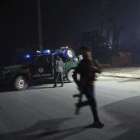 La policía bloquea la carretera en la zona cercana donde se produjo el ataque suicida.-AP MASSOUD HOSSAINI