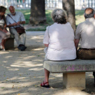 Personas mayores descansan en unos bancos de Barcelona.-RICARD CUGAT