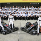 Fernando Alonso, el belga Stoffel Vandoorne  y el britanico Jenson Button posan en el circuito de Suzuka.-EFE / DIEGO AZUBEL