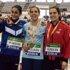 Marta Pérez posa en el podio con su medalla de oro, en el centro de Solagne Pereira y Carla Masip.-RFEA