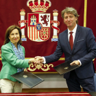 La ministra de Defensa, Margarita Robles, y el alcalde, Carlos Martínez, en la firma de la declaración de intenciones. HDS