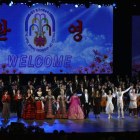 El grupo español, Noches de España, con el resto de delegaciones tras su actuación en un teatro de Pyongyang.-FRANCK ROBICHON / EFE