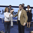 María Dolores de Cospedal aplaude a Mariano Rajoy, este sábado en Toledo.-Foto: EFE / ISMAEL HERRERO