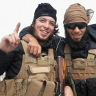 Redwane Hajaoui, a la izquierda, y Tarik Jadaoun, a la derecha, durante su estancia en Siria.-Foto: AGENCIAS