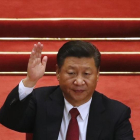 El presidente Xi alza el brazo en una votación en el congreso del Partido Comunista de China.-ANDY WONG / AP