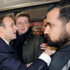 El presidente francés Emmanuel Macron y el ex jefe de la seguridad, Alexandre Benalla en una manifestación el día nacional de Francia.-PHILIPPE WOJAZER (REUTERS)