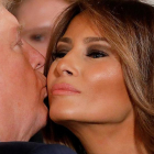 Melania Trump recibe un beso de Donald Trump en la Casa Blanca.-/ REUTERS / CARLOS BARRIA