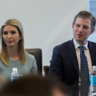Ivanka y Eric Trump, dos de los hijos de Donald Trump, asisten a una reunión.-EFE