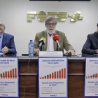 Santiago Aparicio y otros representantes de FOES registran ayer en el Ayuntamiento las firmas contra la subida del IBI-Luis Ángel Tejedor
