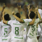 Los jugadores del Chapecoense dedican el primer gol en la Copa Libertadores a los compañeros fallecidos.-FERNANDO LLANO / AP