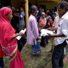 Un grupo de personas ante un centro para el censo en el estado de Assam.-ANUWAR HAZARIKA / REUTERS