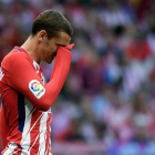 La reacción de Antoine Griezmann al ser silbado en el Wanda Metropolitano el pasado domingo-GABRIEL BOUYS (AFP)