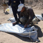 Un forense del ministerio iraquí de Sanidad escribe un número en la bolsa donde se ha colocado uno de los cadáveres localizados en fosas comunes en Tikrit.-Foto: STRINGER / REUTERS