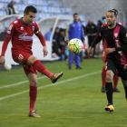 Julio Álvarez golpea un balón durante el partido ante el Almería.-DIEGO MAYOR