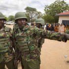 Soldados kenianos llegan al lugar de la matanza.-Foto:   Ben Curtis / AP / BEN CURTIS