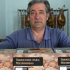 Florencio Jiménez posa delante de los envases de torreznos para microondas. / EVA SÁNCHEZ-