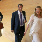 La consejera de Economía, Pilar del Olmo, a su llegada a la comisión de investigación con el presidente de la misma, Salvador Cruz.-ICAL
