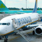 Aviones de Ryanair y Aer Lingus en el aeropuerto de Dublín.-Foto: ARCHIVO/ APD