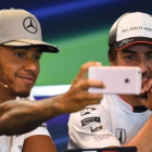 Hamilton y Alonso, en la conferencia de prensa de Spa.-AFP / JOHN THYS