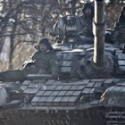 Los rebeldes rusos montado en un tanque en Lugansk.-Foto: VADIM GHIRDA / AP