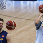 Pau Gasol y Felipe Reyes, en un entrenamiento de la selección española de baloncesto.-