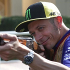 Valentino Rossi prueba hoy fortuna en el campo de tiro olímpico de Doha (Catar).-ALEJANDRO CERESUELA