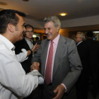 Un simpatizante del PP saluda al recién nombrado presidente del Congreso. / ÁLVARO MARTÍNEZ-