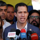 El presidente interino de Venezuela, Juan Guaidó, en una rueda de prensa.-REUTERS