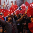 Los partidarios del presidente Erdogan celebran la victoria en el referéndum por la reforma constitucional-EFE / DENIZ TOPRAK