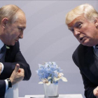 Encuentro entre Trump y Putin en el G-20 en Hamburgo.-EVAN VUCCI / AP