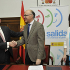 José Antonio de Miguel, Ramiro Ruiz y María José Heredia, en la firma del convenio-V. Guisande