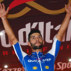 Fernando Gaviria celebra el triunfo en el podio del Giro.-LUK BENIES