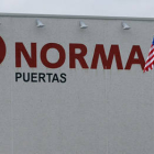 Logotipo de Puertas Norma en la fachada de la fábrica. / ÁLVARO MARTÍNEZ-