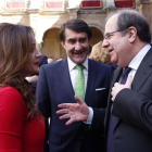 El presidente de la Junta, Juan Vicente Herrera, saluda a la presidenta de las Cortes, Silvia Clemente junto al consejero de Fomento, Juan Carlos Suárez Quiñones-ICAL