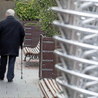 Un anciano pasea por la calle.-PABLO REQUEJO (PHOTOGENIC)