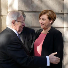 La alcaldesa Ada Colau y el presidente de la Cambra de Comerç de Barcelona, este jueves.-RICARD FADRIQUE