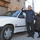 José Hernández Santabárbara, con su mujer, en su coche.-Mario Tejedor