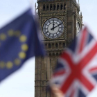 La bandera europea y la de Gran Bretaña, frente al Big Ben de Londres, este domingo.-REUTERS / NEIL HALL