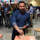 Santiago Abascal, presidente de Vox, vota en Madrid para las elecciones municipales, autonómicas y europeas de este domingo.-AFP / PIERRE-PHILIPPE MARCOU