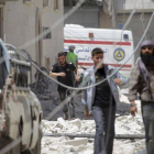 Un grupo de civiles junto al lugar donde ha estallado un barril lanzado por el régimen sirio.-Foto: REUTERS / KHALIL ASHAWI