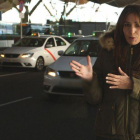 La reportera Marta Losada, en el reportaje del programa de Cuatro 'En el punto de mira' dedicado a la guerra del taxi.-