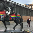 Una mujer lanza huevos a la estatua de Franco en el Born.-XAVIER JUBIERRE