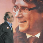 Jordi Turull y Josep Rull ante el cartel electoral de Carles Puigdemont-FERRAN SENDRA