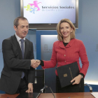 La consejera de Familia e Igualdad de Oportunidades, Alicia García, y el director territorial de Caixa Bank en Castilla y León y Asturias, José Manuel Bilbao, firman un convenio de colaboración en relación con la atención a familias y personas vulnerables-Ical