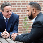 El primer ministro británico, David Cameron, conversa con Abdullah Rehman, un musulmán de Birmingham, donde ha presentado su plan contra el yihadismo.-Foto: AFP / PAUL ELLIS