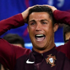 Cristiano Ronaldo celebra el triunfo de Portugal en la Eurocopa de Francia del 2016.-EFE / FILIP SINGER