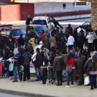 Vecinos de Soria hacen cola para recoger alimentos en el almacén de Cruz Roja. / ÁLVARO MARTÍNEZ-