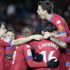Los rojillos celebran el gol de Carlos Gutiérrez, ayer, en el césped de Los Pajaritos.-MARIO TEJEDOR