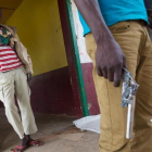Milicianos anti Balaka armados en el pueblo de Bocaranga, en la República Centroafricana.-REUTERS